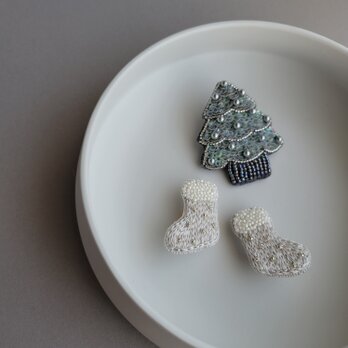 ちいさなクリスマスブーツのブローチ　しろ・左向き