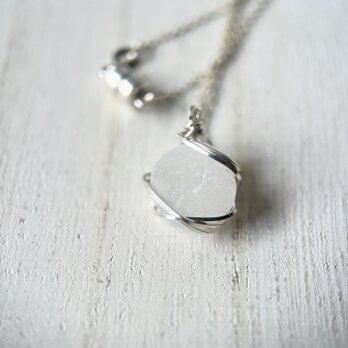 《Silver925》ホワイトシーグラスビーズのマグネットネックレス 50cm