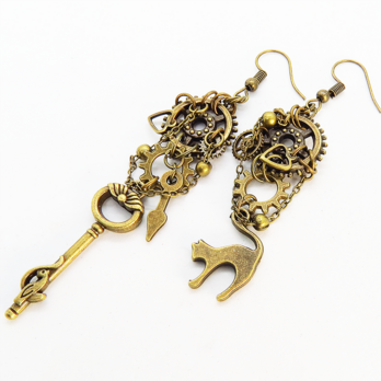 アンティークゴールド 猫と歯車・ギアのスチームパンク風アシンメトリー ピアス Vol.5 鍵 時計の針 チェーン