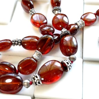 ヘソナイトガーネット（サイズグラデーション）とシルバービーズのネックレス