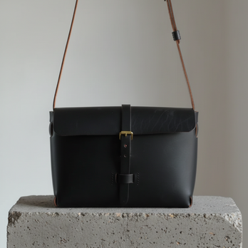 クロムエクセル茶芯ブラックのミニマルショルダーバッグ｜真鍮金具