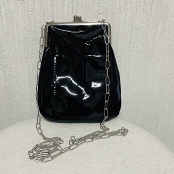 パテントレザー（エナメル加工牛革）のがま口ポシェット