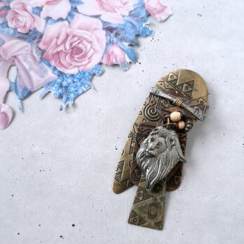 african tribal pattern brass lion wood beads ヴィンテージブローチ