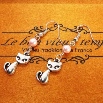 アンティークシルバー 猫とスワロフスキーパール（ロザリン）の大人可愛いピアス サージカル可
