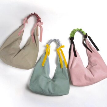 シャイニーギャザーとベルベットリボンハンドル☆ 細コールハンドバッグ アーモンドグリーン