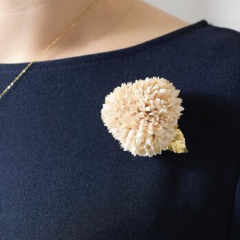 【コサージュ・ブローチ】こんもり咲いた花 アンティークやヴィンテージな真鍮の葉 アンティークピンクベージュ