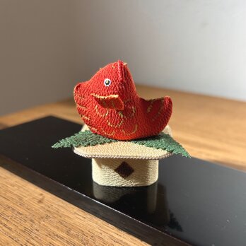 正月飾り【ばんざいでお祝いする鯛　縮緬三宝付き】正絹　置物　コンパクト ミニチュア　お祝い　お食い初め　ちりめん細工