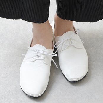 履いたそばからなじむ靴　白