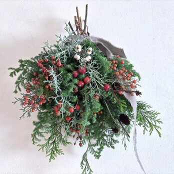 赤い実のナチュラルクリスマススワッグ