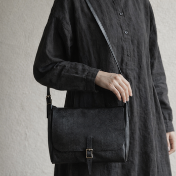 本革 スモールメールバッグ／ブラック｜既製品とは少し違う、静かに馴染む軽やかショルダー