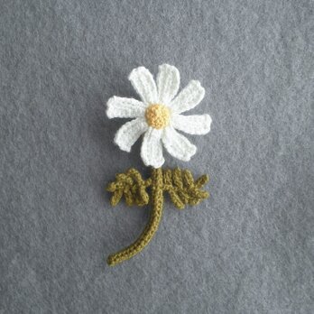 かぎ針で編んだブローチ　可愛いコサージュ　デイジーみたいな一輪のお花