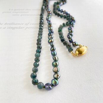 ミスティックなブルーグリーン 深緑色　淡水パールとカイヤナイトのロングネックレス　1本のみ