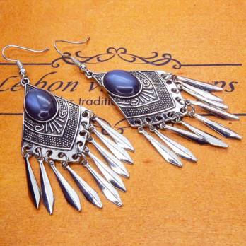 オリエンタル風ブラックキャッツアイ（猫目石）とメタルタッセルのピアス キラキラ サージカル可