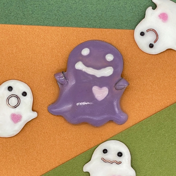 【暗闇で光る】やさしい紫オバケちゃん•七宝焼帯留め（ブローチ金具に変更可）