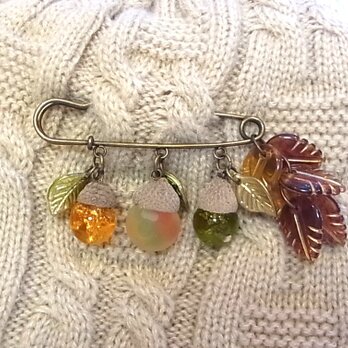 ストールピン ブローチピンどんぐりチャーム　かぶとピン