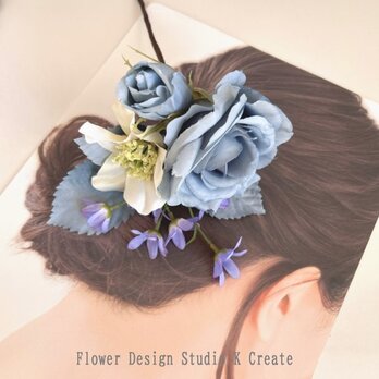 水色の薔薇とクリスマスローズの髪飾り　フラメンコ　フローレス　水色　アクア　ペールブルー　髪飾り　ダンス　花飾り　頭飾り　花飾り