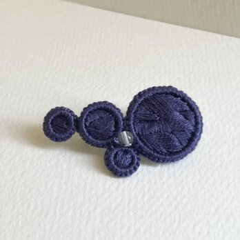 【 満ちる円 】軽くて存在感あるブローチ 一粒ｸﾘｽﾀﾙｸｫｰﾂ b001パープルネイビー