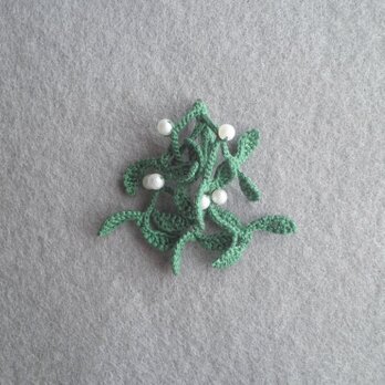 かぎ針で編んだブローチ　可愛いコサージュ　ヤドリギ　ブローチ