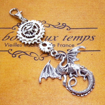 アンティークシルバー ドラゴンと歯車のスチームパンク風キーホルダー ゴシック バッグチャーム 金具変更可