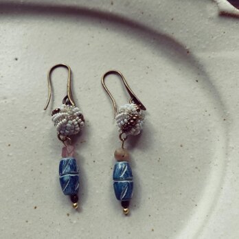 粒々と藍染めビーズのピアス