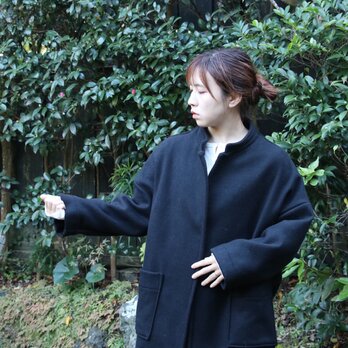 圧縮ウールのバンドカラーコート（黒）