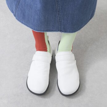 履いたそばからなじむカバーシューズ　白