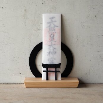 ［置き型］アイアンのモダン神棚（御札一枚）鉄の輪 + 鍛鉄の鳥居 × 国産無垢材ひのきの神棚・神具