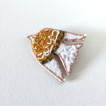 "金木犀の花纏う鳥さん"　手刺繍鳥ブローチ
