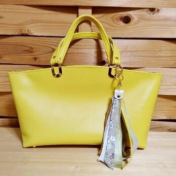 ★10周年感謝セール！1300円OFF　シンプルな横長トートバッグ・ナチュラル端革のフリンジ付き