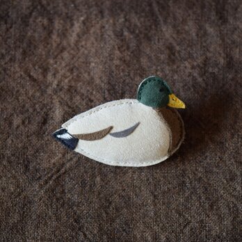 革ブローチ　マガモ