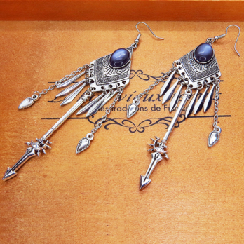 オリエンタル調ピアス ブラックキャッツアイ（猫目石）とメタルタッセルとスピアーのロングピアス 槍 太刀 ゴシック サージカル可