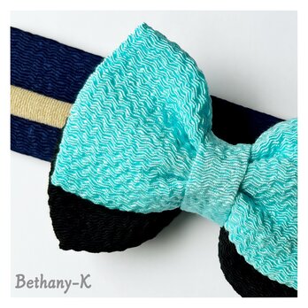 一年中おすすめ◆6cm×8cmのベビーからずっと使える和風リボンの髪飾り◆空×黒色のちりめんリボン