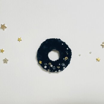 【喜ぶ流れ星】軽くて印象的な手刺繍のブローチ