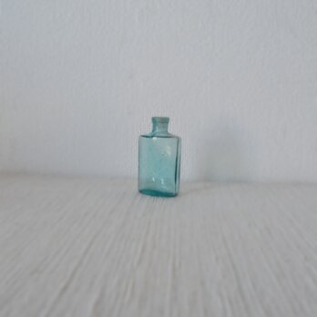 古いブルーガラス　小さな瓶　昔の薬瓶