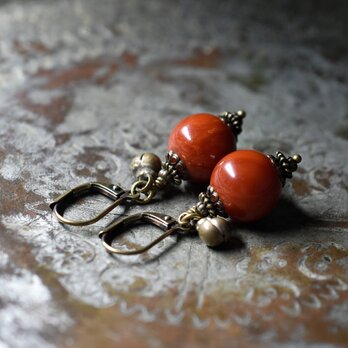 珊瑚色まん丸アフリカンアンバーと民族鈴のピアス(1.2ｍｍ)