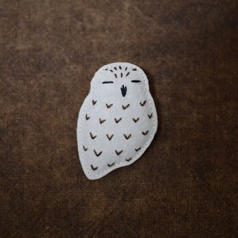 革ブローチ　シロフクロウ