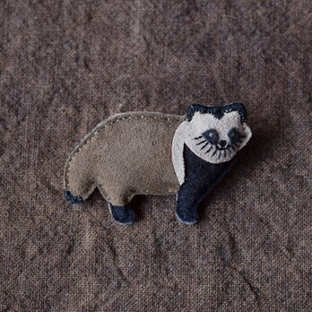 革ブローチ　タヌキ