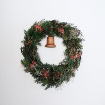 木のベルがついたクリスマスリース　Cherry2