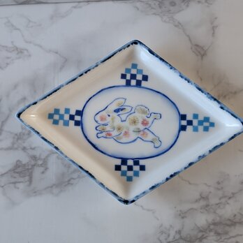 うさぎ柄白い角皿【左向き】