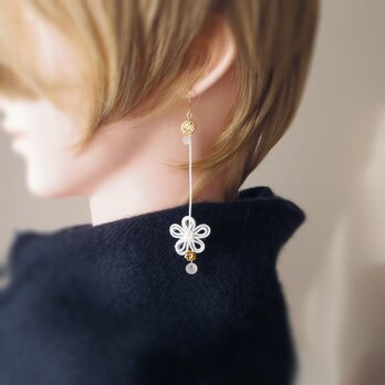 【新作】ピアス「宵ふくら」（白×グレー）