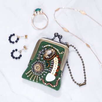 小さなビーズ刺繍のがま口 No.79｜グリーン×ウール｜ネックレス・バッグチャームにも｜アクセサリーケース｜一点物