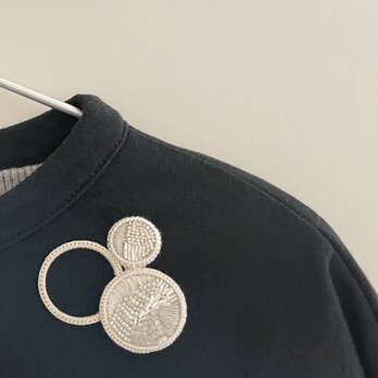 【円が満ちる】軽くて存在感ある手刺繍のブローチ　Lサイズ白　ホワイト