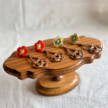 ラタンの結びと刺繍のイヤリング