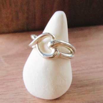 【ご縁を繋ぐ】ハートのからまリング【スターリングシルバー製/ハートモチーフ】