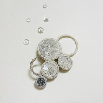 【2個セット】軽くて印象的な手刺繍のブローチセット　Lサイズ白　Sサイズ銀　bホワイトとシルバー