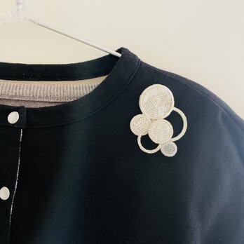 〔２個セット〕【印象に残るブローチ　ーenー】かろやかなつけ心地 LホワイトとSシルバーb012