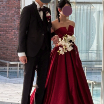 実例写真！カラードレス ワインレッド ベアトップ アシンメトリードレス 光沢サテン ロングトレーン 編み上げ 披露宴