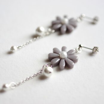 レジンアート　お花とコットンパールのピアス〈冬の化身〉