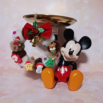手のひらサイズのクリスマスリース キャラクター装飾付き