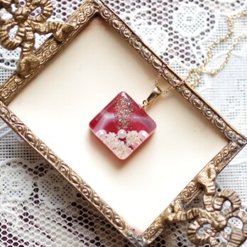 レジンアート　スクエアペンダント〈天竺牡丹〉